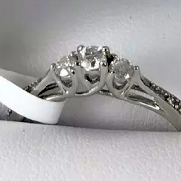 Old Prices $999 Genuine Diamonds Solid 10K White Gold Ring Gorgeous - Picture 3 of 8